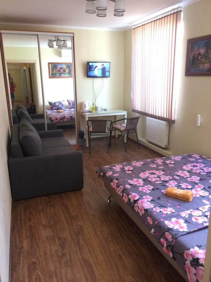 Room In The Guest House 敖德萨 外观 照片